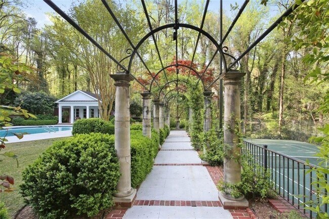 Foto del edificio - 3460 Tuxedo Rd NW