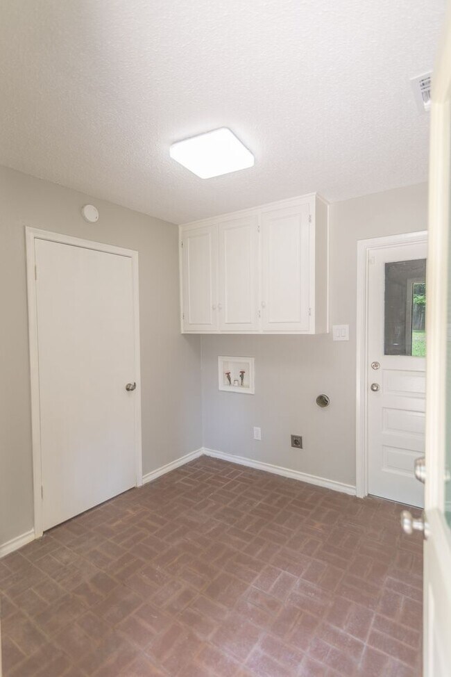 Building Photo - 1825 Courtney Dr