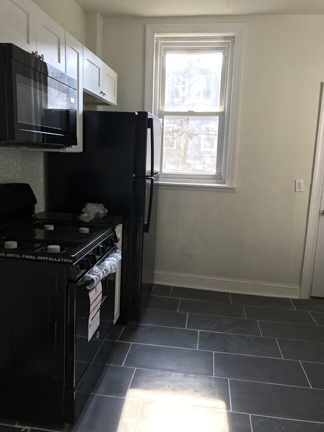 Building Photo - Recently Renovated 3-Bedroom Home in West ...