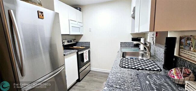 Foto del edificio - 3212 NE 12th St