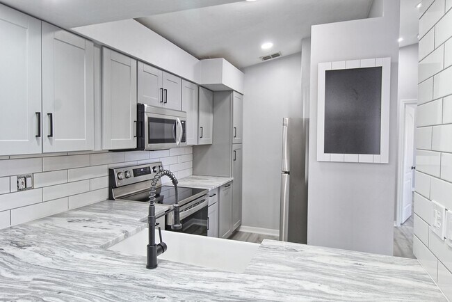 Building Photo - New Remodel! Gorgeous 2 Bedroom Condo! Ama...