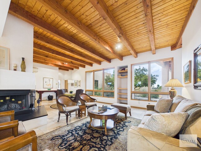Building Photo - Stylish Home in Eldorado | Furnished or Un...