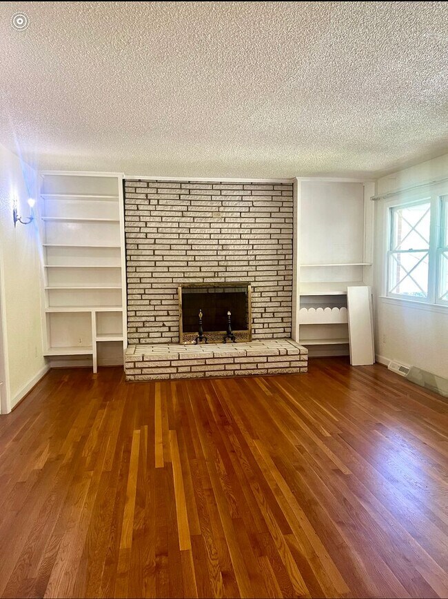 Building Photo - 3 Bedroom 3 Bathroom Home with Finished Ba...