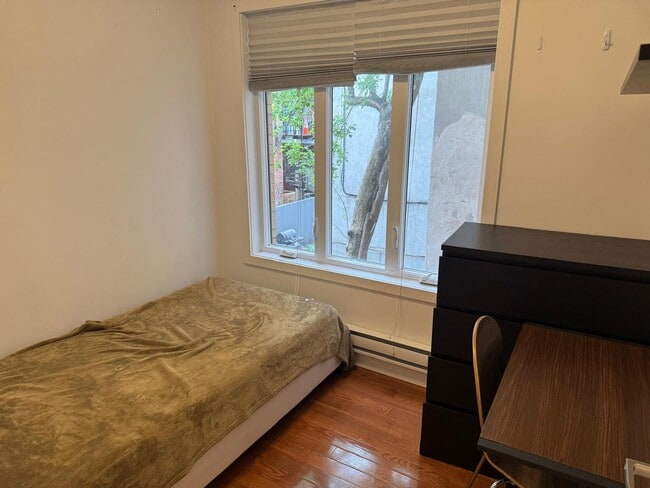 Building Photo - 3710 Av Coloniale