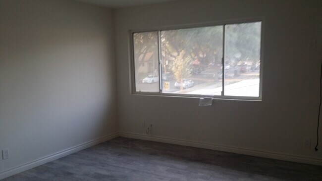 Building Photo - 204 N Olive Ave