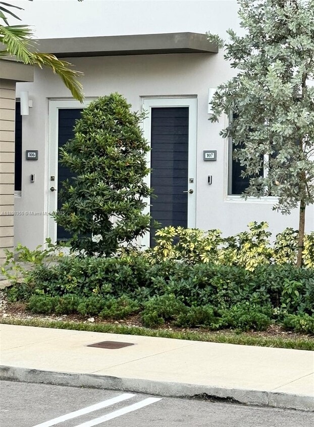 Primary Photo - 10270 NW 66th St