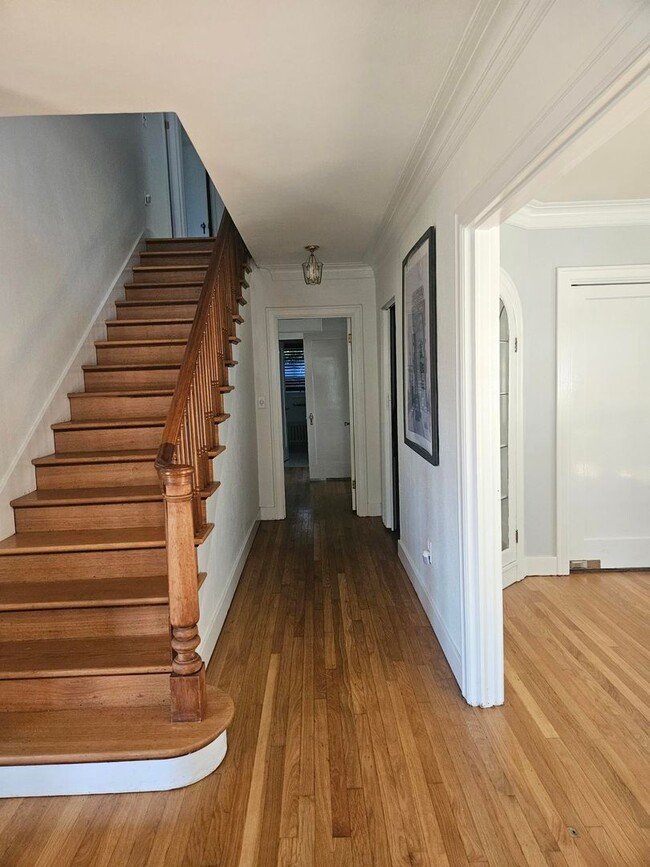 Building Photo - 5bd 5ba Stunning Home