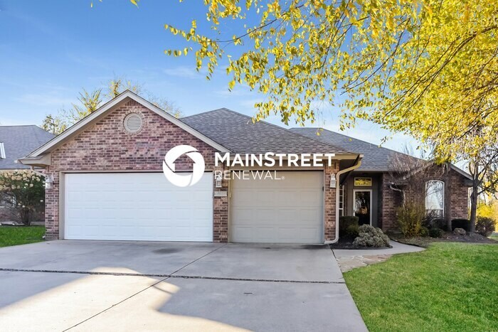 Foto principal - 3 Bedroom Pet-Friendly Home in Moore, OK with Main Street Renewal