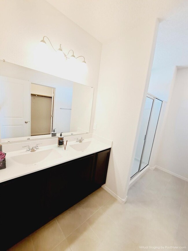 Building Photo - 4 bed 2 bath home in Huning Ranch!