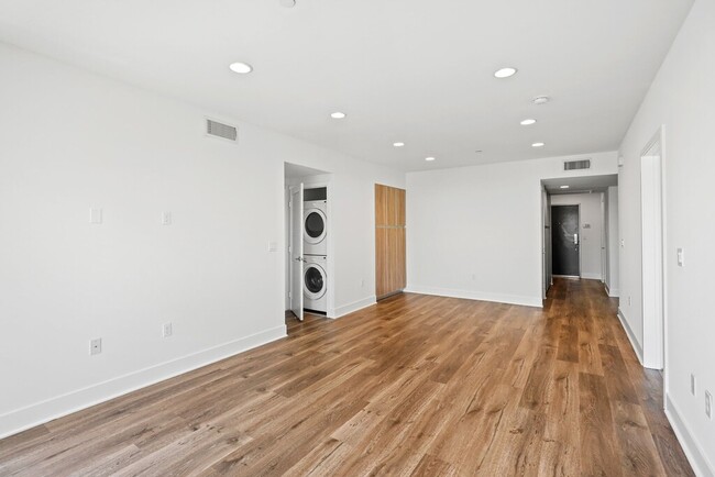 Foto del edificio - 1301 Brockton Ave Los Angeles, CA 90025