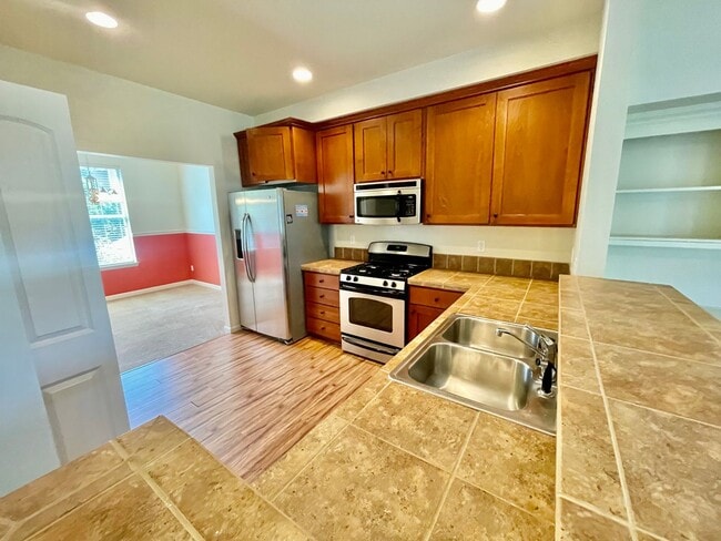 Cedar Hills/Mills Area Two Bedroom Townhome with 2 Car Garage, A/C & Private Deck. - Cedar Hills/Mills Area Two Bedroom Townhome with 2 Car Garage, A/C & Private Deck.