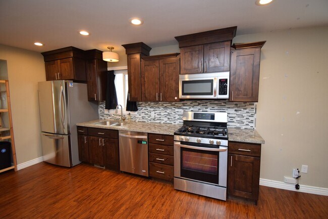 Building Photo - Wonderful 3 Bedroom 2 Bath Home in Salt Lake City!