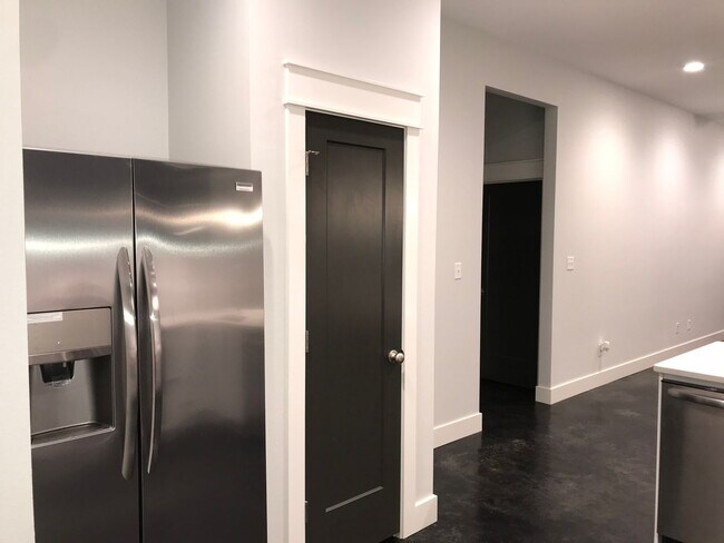 Foto del edificio - *****L@@K AT ME - 3 BR/2 BA BRYANT DUPLEX FOR RENT*****