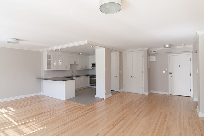 Building Photo - 3495 Rue de la Montagne