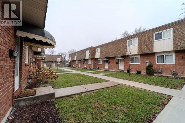 Building Photo - 5414 Lassaline Ave