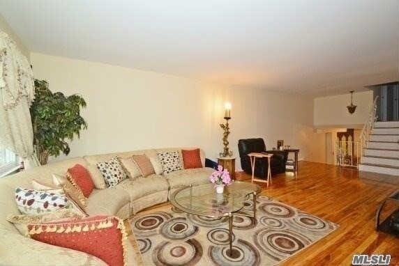 Foto del edificio - 221-09-221-59 59th Ave