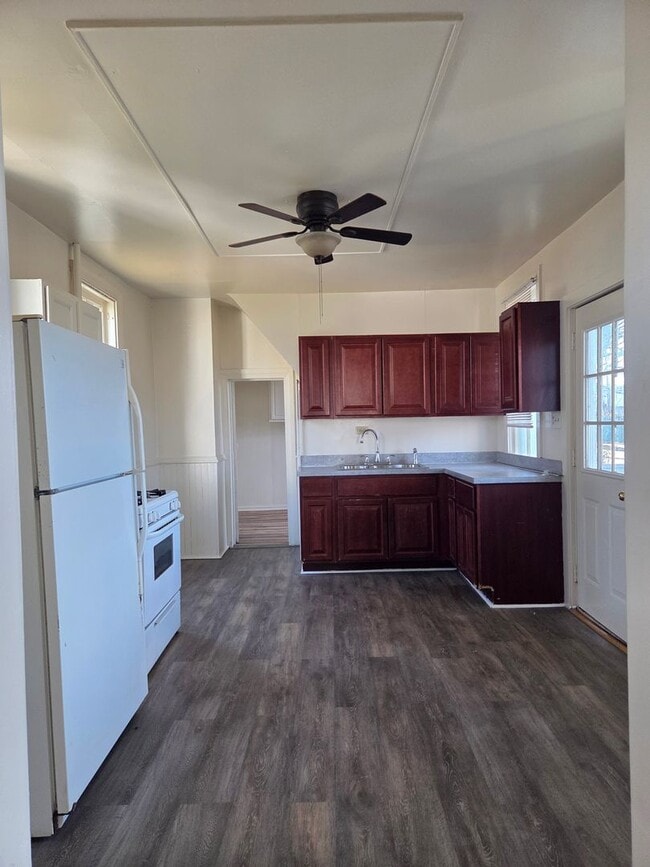 Building Photo - 648 E Princess St