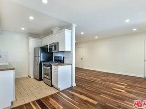 Building Photo - 1112 N Olive Dr