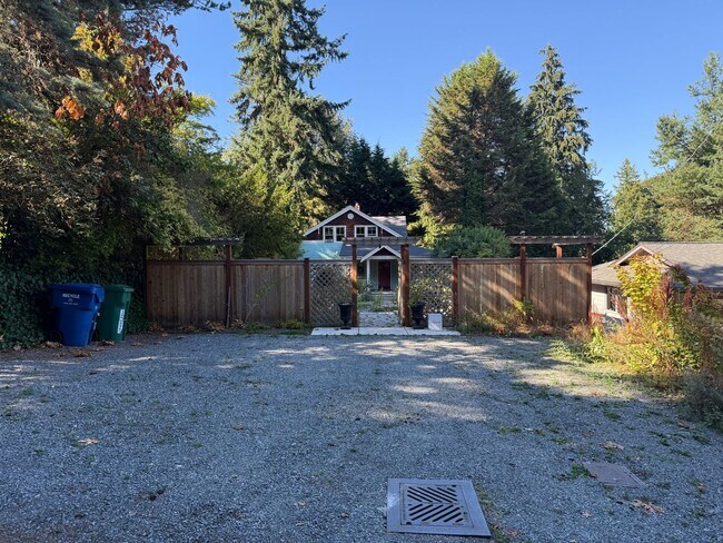 Foto del edificio - Gorgeous Maple Leaf Property - Huge Yard a...