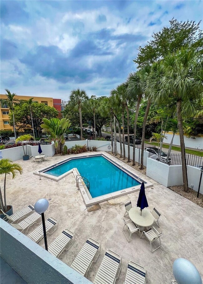 Foto del edificio - 2715 Tigertail Ave
