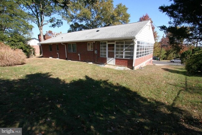 Building Photo - 10104 Towhee Ave