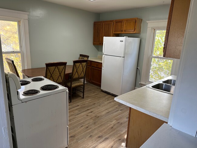 Kitchen - 5326 Chestnut Ave