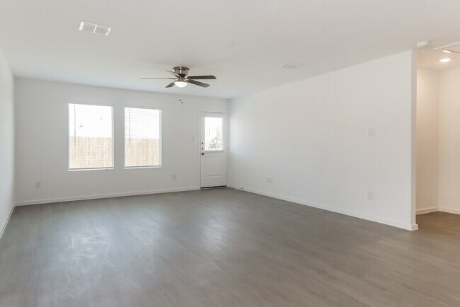 Foto del edificio - 102 Wild Rose Dr