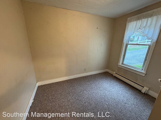 Building Photo - 2 br, 1 bath House - 35A High St 1st Floor