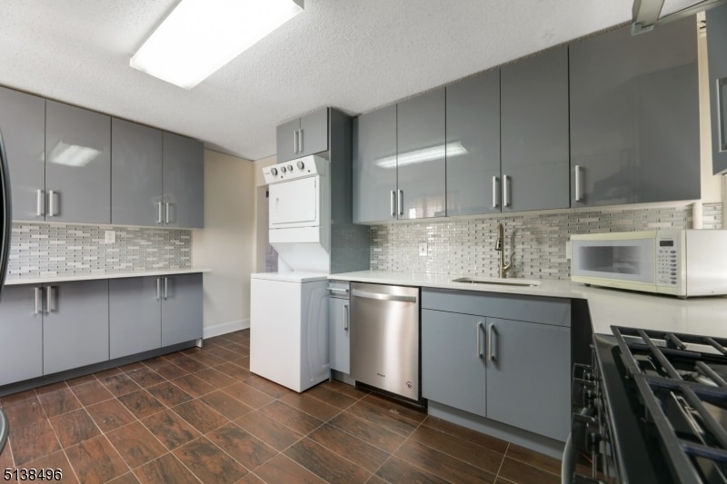 Primary Photo - 22 Meeker Pl