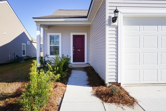 Foto del edificio - **$500 off First Months rent** Lovely 3 bedroom 2 Bath Ranch with 2 Car Garage in Goose Creek