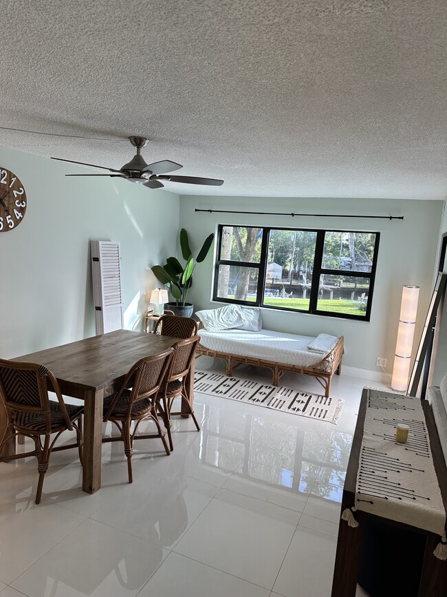 Building Photo - 900 River Reach Dr