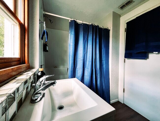 Foto del edificio - 712 Hillcrest St