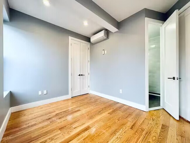Foto del edificio - Furnished room/NOT APARTMENT