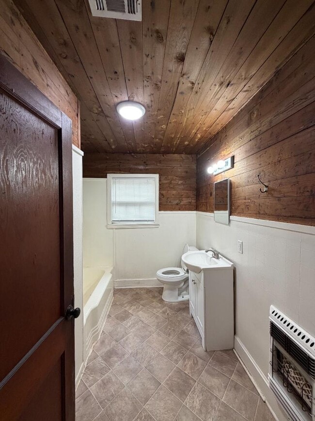 Foto del edificio - 2021 Center Rd