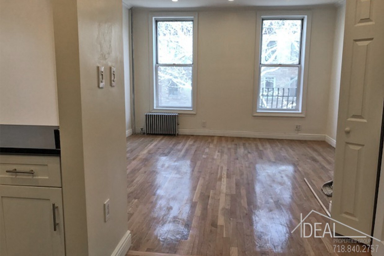 Primary Photo - 30 Cheever Pl