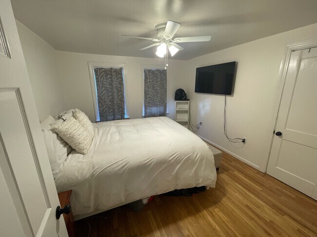 Building Photo - 28 Grossman St