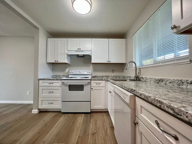 Building Photo - 3BD GRESHAM TOWNHOME ON CUL DE SAC, NEW RE...