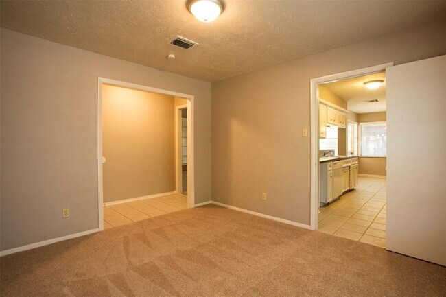 Building Photo - 2419 Bradford Dr