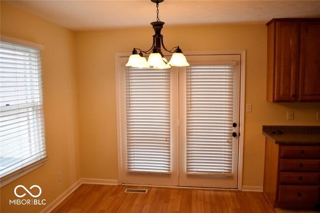 Building Photo - 516 E 10th St