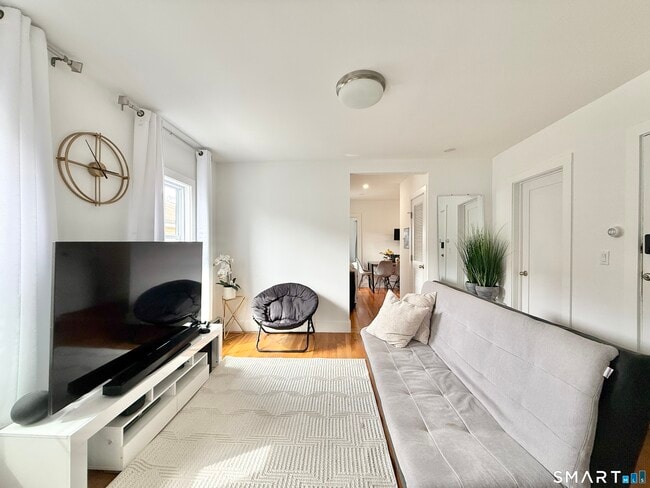 Building Photo - 10 Linden Pl