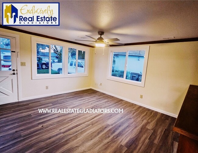 Building Photo - Pet Friendly Fresh 3 bed 2 bath with fully fenced yard