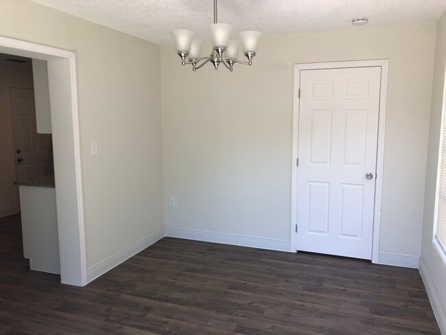 Foto del edificio - 10410 Azalea Dr