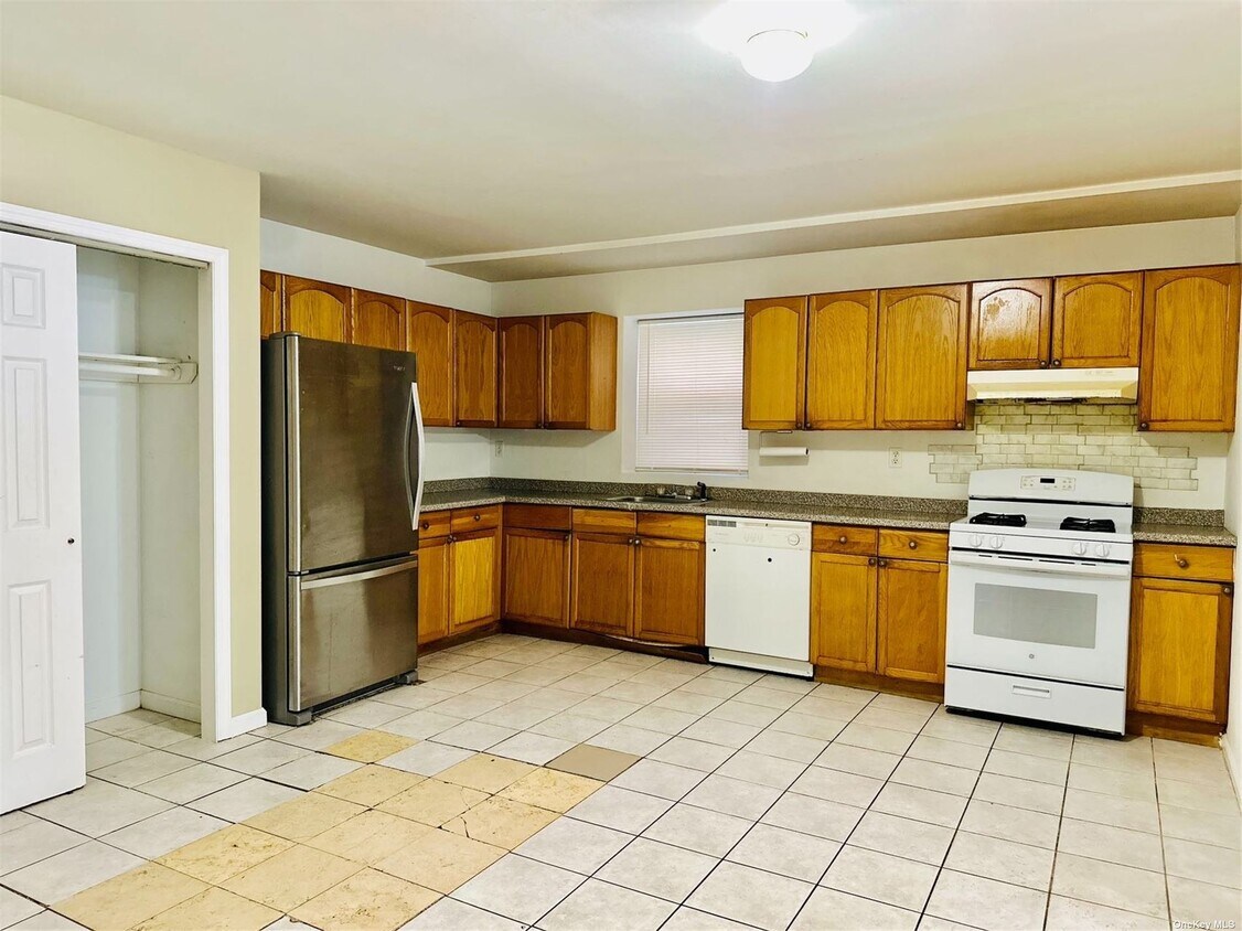 6133 65th St Unit 1st Fl, Queens, NY 11379 Apartment for Rent in Queens, NY