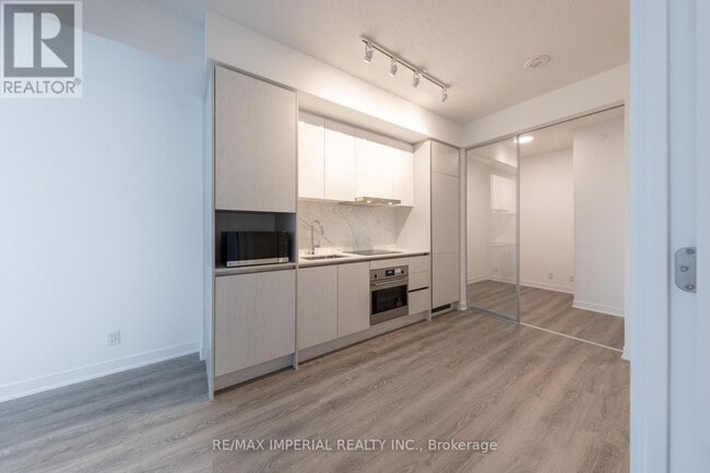 Building Photo - 180 Front St E