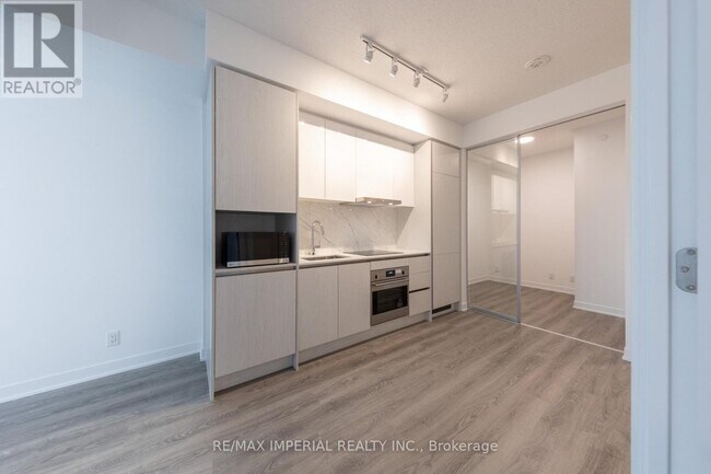 Photo du bâtiment - 180 Front St E