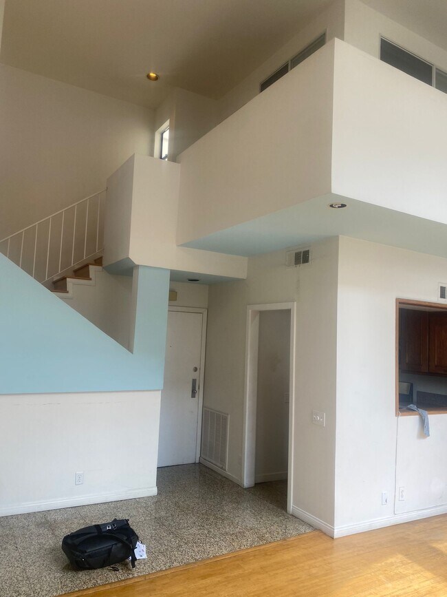 Building Photo - 136 S Clark Dr