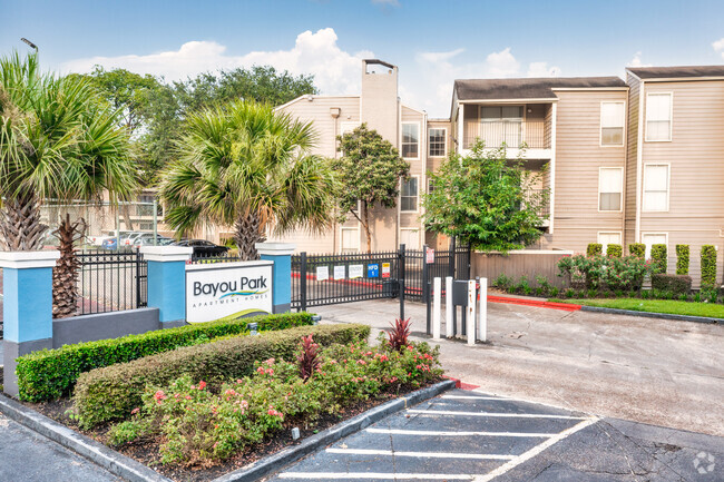 Entrada - Bayou Park Apartments