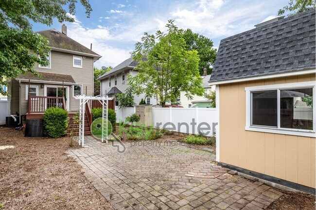 Foto del edificio - Spacious 3BR Home with Finished Attic, Fenced Yard & Easy NYC Commute – No Broker Fee