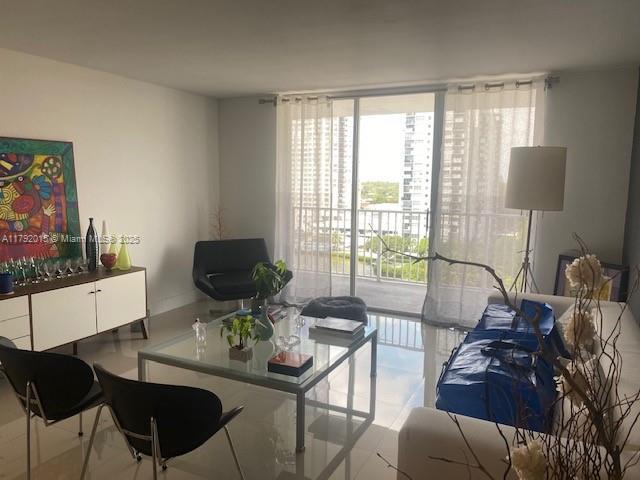 Foto del edificio - 2801 NE 183rd St