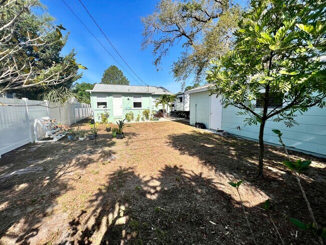 Foto del edificio - 2 Bed/1Bath/1 Car Garage Home
